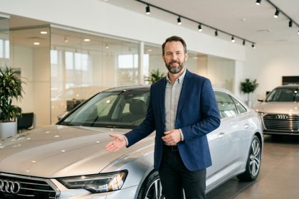 Conseiller automobile présentant une berline neuve dans une concession moderne